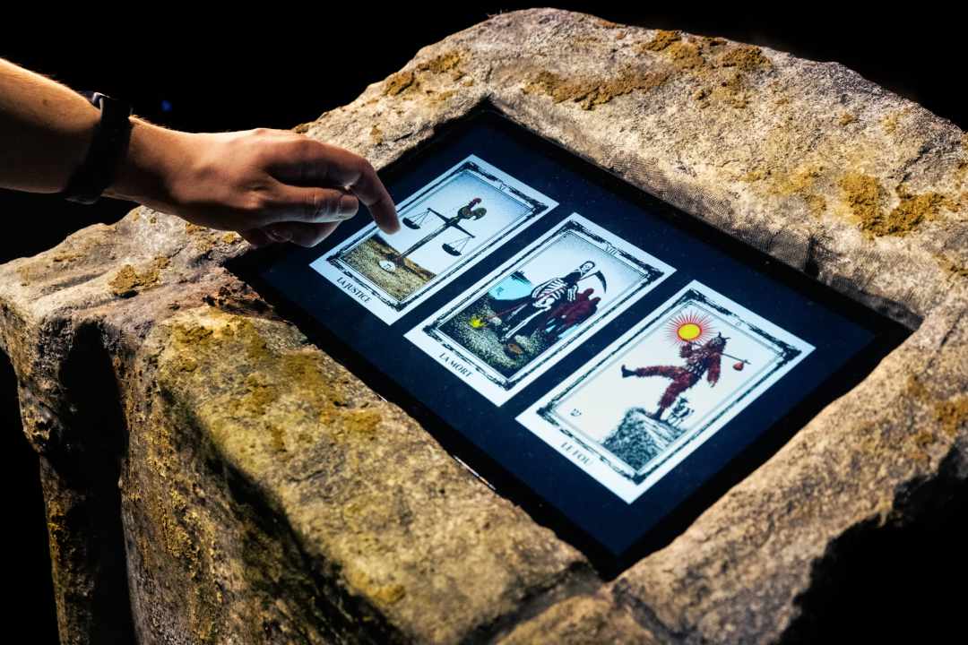 Détail du tirage de tarot dans Primeiro, falaram as pedras